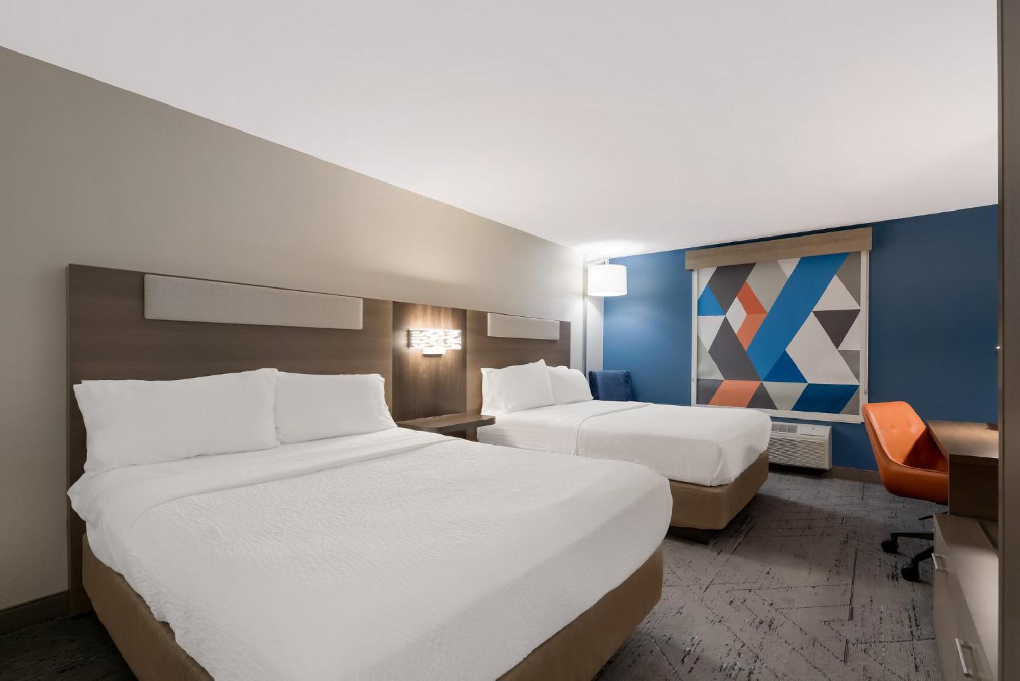 Holiday Express & - By Ihg Hotel 2*
